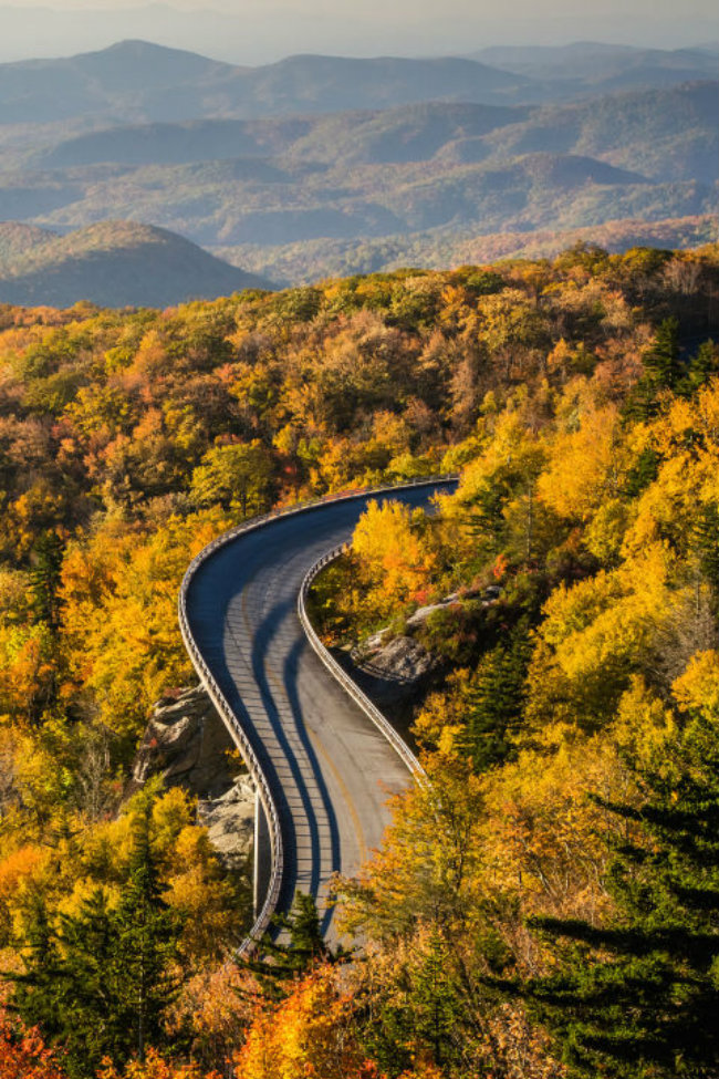 BLUE RIDGE PARKWAY: Đi vòng qua dãy núi Appalachian, đại lộ quốc gia này nối Vườn quốc gia Smoky Mountains, phía Bắc Carolina và Vườn Quốc gia Virginia của Shenandoah.