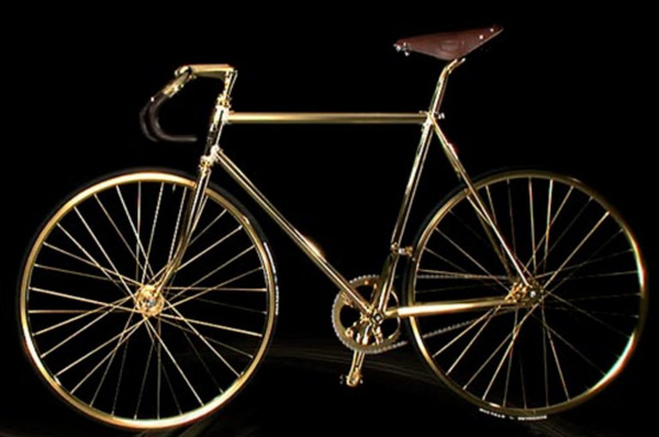 Chiếc xe đạp bằng vàng chỉ có 10 cái duy nhất trên thế giới. Đây là một phiên bản đặc biệt được thiết kế từ vàng 24K ở phần khung xe. Bánh xe và nan hoa được gắn thêm 600 viên pha lê Swarovski. Toàn bộ chiếc xe được chế tác hoàn toàn thủ công bởi những thợ lành nghề. 