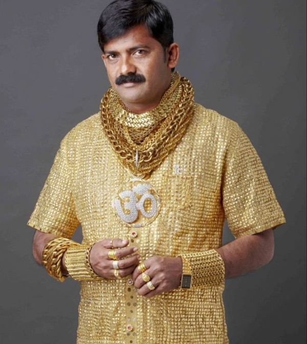 Triệu phú Datta Phuge - người sở hữu nhiều vàng và có niềm đam mê với kim loại quý đã “tậu” một chiếc áo giá 250.000 USD. Ông rất thích dùng các đồ vật dát vàng, đeo nhẫn và dây chuyền làm từ vàng. Ông được đặt cho biệt danh là “Người đàn ông vàng”.