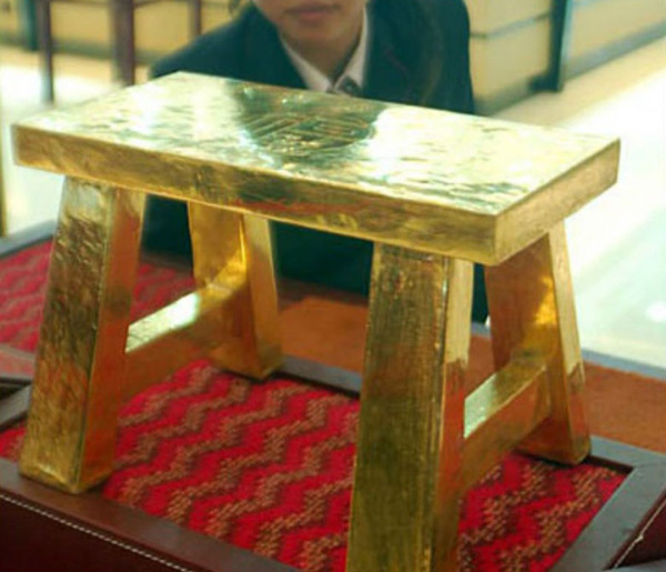 Được bán ra từ một cửa hàng nữ trang ở tỉnh Giang Tô của Trung Quốc, chiếc ghế đẩu vàng đặc đắt tiền này được làm từ 110 pound vàng rắn và có giá lên đến gần 30 tỷ. 
