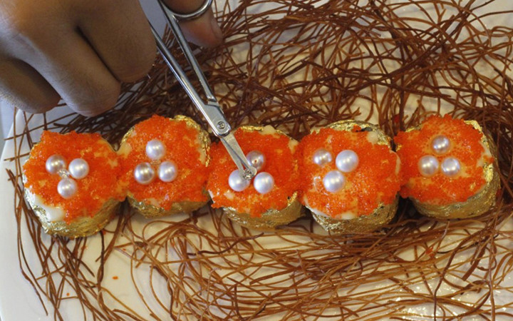 Sushi - món ăn truyền thống Nhật Bản – có giá 1.978,15 USD/miếng. Sở dĩ món ăn này có giá đắt đỏ là do nó được trang trí bằng kim cương và vàng lá 24-karat.