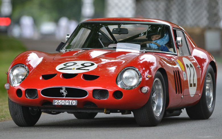 Chiếc siêu xe thể thao 1964 Ferrari 250 GTO Racer được bán với giá 52 triệu USD. Giá của chiếc xe này bằng một nửa giá chiếc máy bay tư nhân của ứng cử viên tổng thống Mỹ Donald Trump.