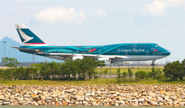 Cathay Pacific: Danh sách này chứng tỏ sự cạnh tranh khốc liệt trong ngành dịch vụ hàng không này. Nhiều hãng hàng không đang phấn đấu không ngừng về chất lượng dịch vụ khách hàng và cung cấp các sản phẩm độc đáo. Cathay Pacific đứng đầu trong danh sách các hãng hàng không tốt nhất thế giới khi được trao giải thưởng Sky World. Đây là lần thứ 4 hãng hàng không của Hồng Kông giành được vị trí này.