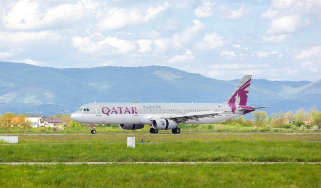 Qatar Airways: không phải là cái tên luôn được nhắc đến trong ngành dịch vụ hàng không này. Tuy nhiên Qatar Airways đang cố gắng cung cấp dịch vụ chất lượng tốt nhất.  Hãng hàng không này đã được tôn vinh là “Hãng hàng không của năm”  vào năm 2011 và năm 2014 do Skytrax bình chọn.  