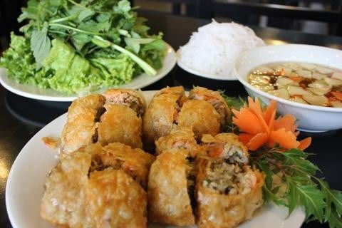 Người nước ngoài đến Hà Nội thường rất mê những chiếc nem cua bể vuông vức, giòn rụm. Thật ra, món ăn này nổi tiếng hơn cả phải là ở Hải Phòng. Ngoài những nguyên liệu thông thường của món nem miền Bắc, nem cua bể có thêm sự có mặt của thịt cua bể, cũng là một trong những đặc sản của vùng biển quê hương. Chiếc bánh đa nem tuy giản đơn nhưng cũng phải là loại bánh tráng sản xuất theo phương pháp truyền thống địa phương, gói bọc nhân nem rồi gấp thành miếng vuông vức đẹp mắt, khi chiên lên vẫn còn nguyên hương vị đặc trưng của cua bể. Nem có thể chấm với nước chấm hoặc ăn kèm bún và rau sống. Người nước ngoài đến Hà Nội thường rất mê những chiếc nem cua bể vuông vức, giòn rụm. Thật ra, món ăn này nổi tiếng hơn cả phải là ở Hải Phòng. Ngoài những nguyên liệu thông thường của món nem miền Bắc, nem cua bể có thêm sự có mặt của thịt cua bể, cũng là một trong những đặc sản của vùng biển quê hương. Chiếc bánh đa nem tuy giản đơn nhưng cũng phải là loại bánh tráng sản xuất theo phương pháp truyền thống địa phương, gói bọc nhân nem rồi gấp thành miếng vuông vức đẹp mắt, khi chiên lên vẫn còn nguyên hương vị đặc trưng của cua bể. Nem có thể chấm với nước chấm hoặc ăn kèm bún và rau sống.