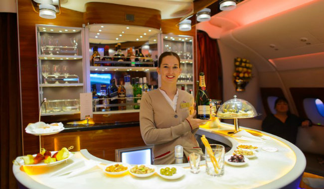 Emirates: Hãng hàng không này được biết đến với các dịch vụ hạng sang. Khách hàng có thể thoải mái thưởng thức ẩm thực cũng như hệ thống giải trí chất lượng cao ngay cả trên trời với Emirates. 