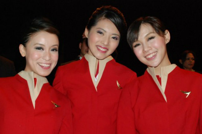 5. Cathay Pacific: được coi là một trong những hãng hàng không tốt nhất ở châu Á, vì có dịch vụ tuyệt vời và được nhận nhiều giải thưởng. Đồng thời, hãng có đội ngũ tiếp viên xinh đẹp. 