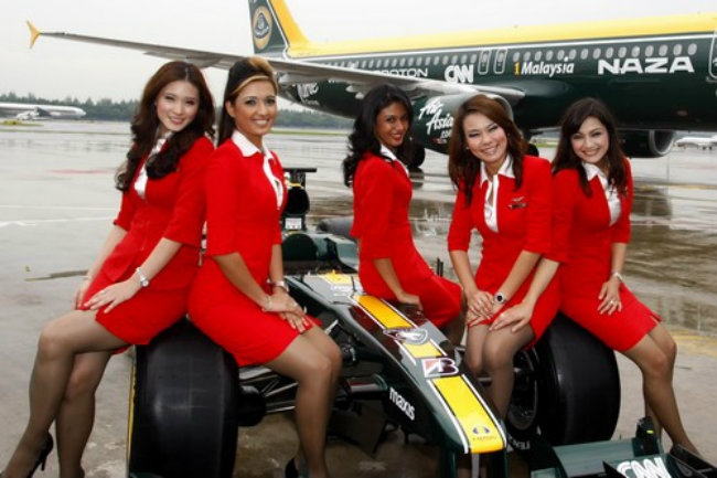 7.  Air Asia: là một trong những hãng hàng không có tiếp viên hấp dẫn nhất so với các hãng hàng không giá rẻ trên thế giới. Những bộ đồng phục màu đỏ biểu tượng của nữ tiếp viên hàng không AirAsia sẽ gây sự chú ý của bạn, khi bạn đến bất kỳ sân bay Malaysia. 