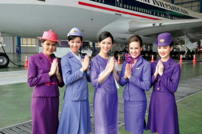 9. Thai Airways International: Các hãng hàng không quốc gia của Thái Lan là một trong những hàng không cung cấp dịch vụ chăm sóc khách hàng tốt nhất. Tiếp viên của Thai Airways đứng vị trí thứ 9 trong danh sách này bởi sự chu đáo, ân cần của họ.