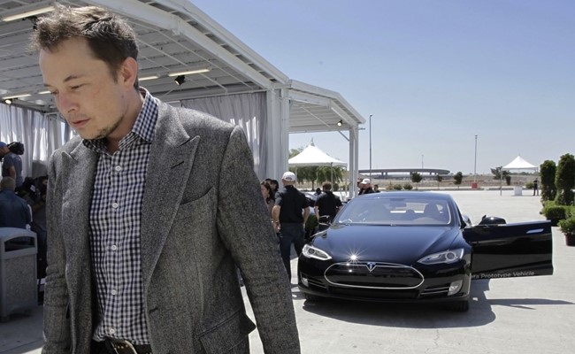 Tuy nhiên, tình hình ở Tesla lại không được khả quan. Dưới sự quản lý của Eberhard, Tesla đốt nhiều tiền hơn lợi nhuận thu về. Năm 2007, Elon thực hiện cải tổ và sa thải Eberhard.    
