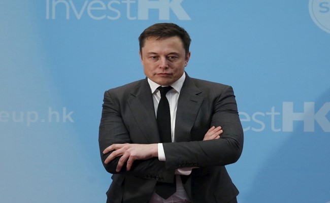 Tuy nhiên,  đầu tư vào SpaceX, Tesla, và SolarCity, khiến Musk cháy túi. Ông mô tả năm 2008 là ''năm tồi tệ nhất cuộc đời'' bởi Tesla liên lục thua lỗ, còn SpaceX gặp trục trặc với việc phóng tên lửa Falcon 1. Năm 2009, Musk phải sống bằng các khoản vay cá nhân. 