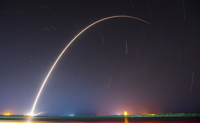Dù vậy, việc Kinh doanh của Musk lại thành công rực rỡ. Cuối năm 2015, SpaceX 24 lần bay vào vũ trụ để thực hiện các nhiệm vụ như vận chuyển hàng hóa cho Trạm Vũ trụ quốc tế, thiết lập nhiều kỷ lục. 