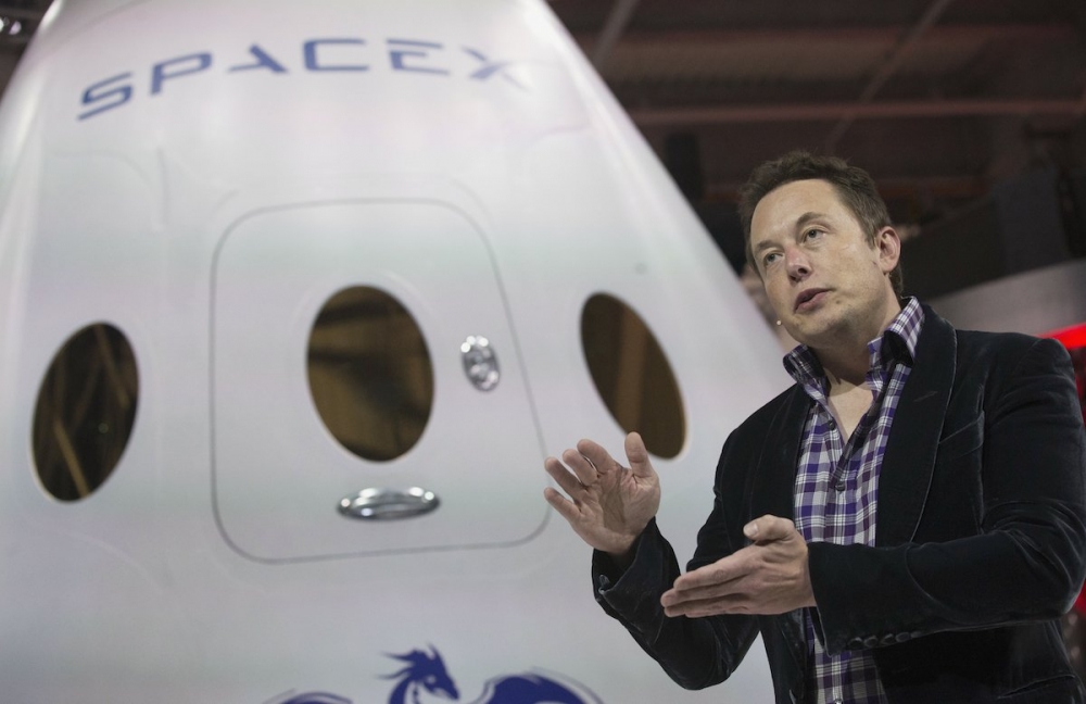 Tuy nhiên, công việc nổi tiếng nhất của Elon Musk nằm trong lĩnh vực khoa học vũ trụ. Ông luôn tìm cách chinh phục sao Hỏa. Bước đầu của việc làm này là đưa chuột hay các loại cây khác lên với Hành tinh Đỏ. SpaceX - công ty được thành lập năm 2002 để hiện thực hóa giấc mơ này.