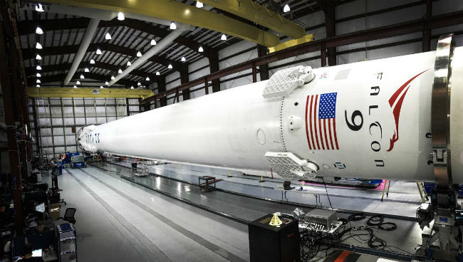 Hai sản phẩm tên lửa đầu tiên của SpaceX là Falcon 1 và Falcon 9 được đặt theo tên một nhân vật trong bộ phim Chiến tranh giữa các vì sao (Star Wars) nổi tiếng. 