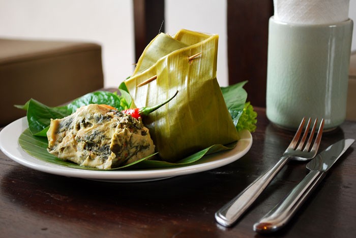Món Mok Pa (cá hấp) được chế biến từ phần lườn cá tươi được lọc xương, gói cùng hành, tỏi, rau thơm và ớt trong lá chuối và hấp cách thủy. Món này được bày bán ở khắp Lào, từ trong các quầy ăn ven đường tới các nhà hàng hạng sang