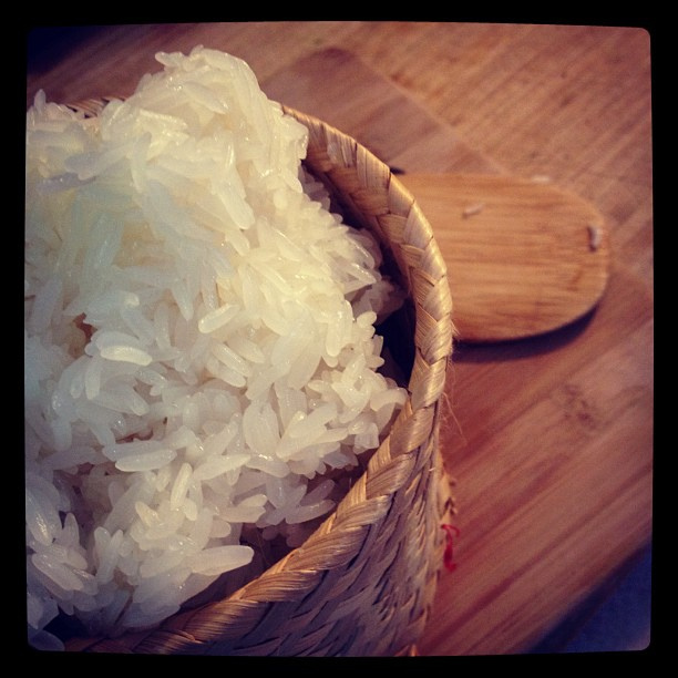 Lúa gạo là một loại thực phẩm rất được coi trọng ở Lào đặc biệt là gạo nếp, dù rằng gạo tẻ (Khao chao) và bún gạo (Khao poon) cũng rất phổ biến ở đây. Các thành viên trong gia đình Lào thường ăn cơm từ một cái thố chung hoặc dùng riêng mỗi người một bát, riêng cơm nếp thì được người Lào ăn bốc bằng tay. Khi ăn, người Lào sẽ nắm cơm nếp thành từng viên nhỏ, và sau đó dùng nó như cái thìa để vét và lùa thức ăn trên đĩa vào miệng, hoặc chấm vào nước chấm. Đầu bếp Deinla của nhà hàng Phu Doi ở Luang Prabang đã chia sẻ bí quyết để tạo ra món cơm nếp hoàn hảo là “Nên ngâm gạo nếp qua đêm trước khi sử dụng, sau đó rửa lại nhiều lần trước khi đem hấp trong một cái giỏ tre”.