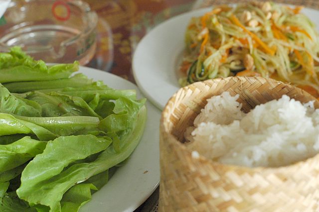Nộm đu đủ trong tiếng Lào được gọi là Tam Maak Houng. Đu đủ được chọn là quả không xanh quá nhưng cũng không được gần chín. Sau khi đu đủ được nạo thành sợi sẽ cho vào cối để đâm nhẹ. Gia vị cho vào bao gồm nước cốt chanh, mắm tôm, cà pháo, tiêu, ớt. Khi ăn món đu đủ nộm của Lào, mùi thơm của gia vị hòa cùng vị chua sẽ đưa đến cho thực khách hương vị riêng không giống với bất cứ món ăn này được bán ở bất cứ nơi nào khác. Hầu hết các nhà hàng, quán ăn tại Lào đều có món ăn này.