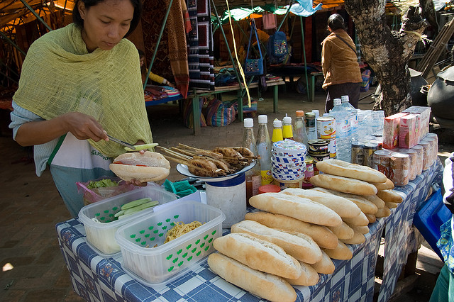 Một món ăn đường phố mà bạn có thể dễ dàng tìm thấy trên mọi con phố của Luang Prabang chính là Khao Jee. Thực chất, Khao Jee chính là bánh mì với phần vỏ giòn được nhồi đầy nhân cà chua, phomai, thịt lợn và thật nhiều tương ớt. Ngoài ra một chiếc Khao Jee với nhân thịt gà, bơ và thịt xông khói cũng rất tuyệt vời. Đây không chỉ là món ăn sáng yêu thích của người Lào mà còn của rất nhiều du khách khi tới đất nước này.