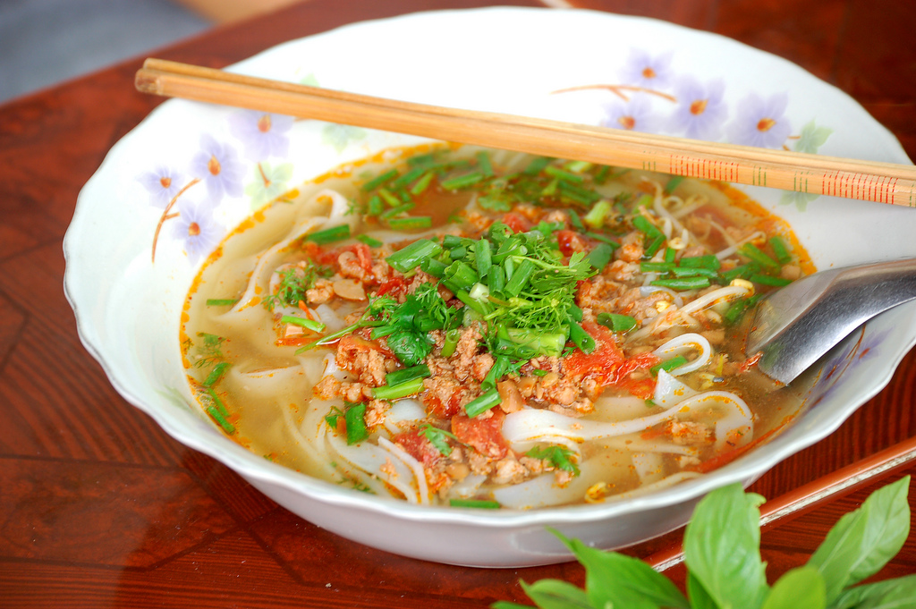 Khausoy là món ăn nổi tiếng tại Luang Phrabang, nhìn bên ngoài tương tự phở nhưng nguyên liệu chế biến đơn giản hơn nhiều và hương vị rất thơm ngon. Nước dùng khausoy chỉ là nước lọc đun sôi và cho phở sợi to vào chần. Sau đó, đổ nước và phở vào tô, cho khausoy lên trên, ăn kèm rau cải, rau muống sống, hành khô, hạt tiêu, tương ớt. Khausoy là thành phần quan trọng nhất của món ăn này, được làm từ thịt lợn xay nhuyễn trộn với tỏi, cà chua, gia vị các loại.
