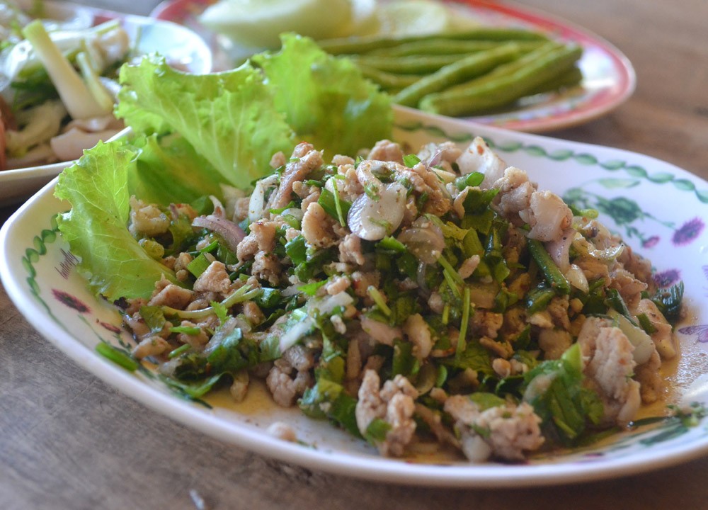 Larb Moo (salad thịt băm) là món ăn bản địa của Lào, trong đó có thịt lợn băm được xào với hẹ tây, rau mùi, ớt và lá bạc hà, thêm nước mắm và cốt chanh cho vừa miệng. Một phiên bản khác sử dụng thịt lợn sống. Larb Moo rất hợp ăn với xôi nếp. 