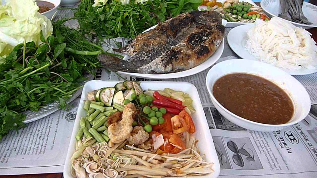 Pun Pa (cá cuốn) là món cá được nướng chín giòn, cuộn cùng rau sống, mì gạo, lạc, dưa chuột, hành tươi..., một bữa trưa hoàn hảo cho các du khách khi tới Luang Prabang.