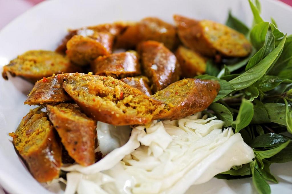 Sai Oua (xúc xích) của Lào khá giống với loại nổi tiếng của Chiang Mai, Thái Lan. Thịt lợn được xay mịn, thêm sả, lá chanh, ớt và riềng, trước khi nhồi vào da. Du khách có thể thấy các dây xúc xích được phơi khô ở vệ đường hay bày bán ở chợ. Món này được chấm với tương ớt Nam Cheo và ăn cùng xôi.