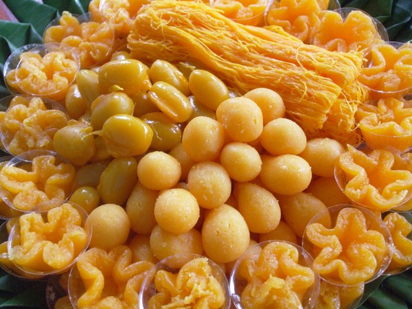 Ở Thái Lan, những món đồ ngọt có màu cam như thế này 90% được làm từ lòng đỏ trứng ngào với bột đường.Từ nguyên liệu này, chúng được sáng tác dưới nhiều hình dạng khác nhau, có loại như những sợi miến mỏng, có loại có dạng hình tròn, cầu kỳ nhất là hình bông hoa nhỏ xinh.Tùy theo hình dạng mà những món này được gọi là tong yip, tong yord hay foi tong.