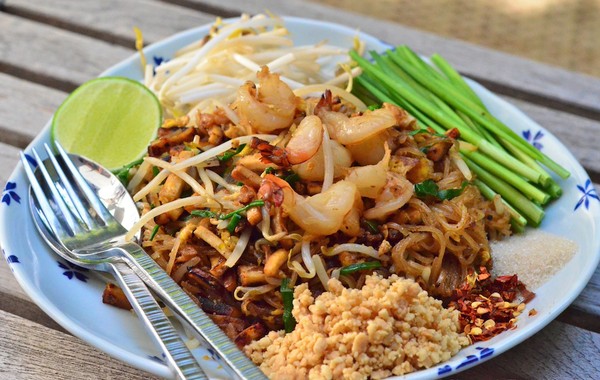 Pad Thái là một trong những món ăn nổi tiếng và phổ biến nhất của xứ sở chùa Vàng. Nguyên liệu của món ăn này gồm có mì xào trộn trứng, đậu phộng, tôm khô, đậu phụ, sốt me, đậu, đôi khi có kèm với tôm hoặc mực. Những quầy hàng ở phố Khao San là điểm bán Pad Thái được nhiều khách hàng yêu thích. Một phần Pad Thái có giá khoản 70 đến 80 baht (khoảng hơn 40 ngàn đồng).