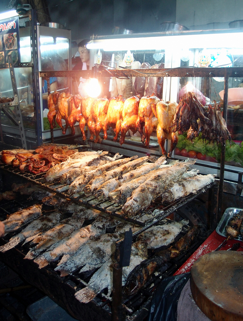 Cá nướng muối cũng là một trong những món ăn bạn dễ bắt gặp khi lang thang các con phố của Thái. Cá được phủ một lớp muối dày, nướng trên than. Khi ăn, gạt bỏ phần da sẽ hiện ra phần thịt cá trắng tươi, đậm đà. Giá của món ăn này tùy thuộc vào kích thước của cá.