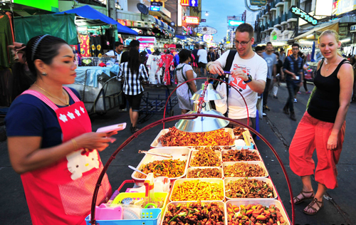 Bangkok (Thái Lan): Rất ít thành phố có thể cạnh tranh với ẩm thực đường phố Bangkok cả về chất lượng và số lượng. Nhiều du khách đến và nặng lòng với thành phố bởi những món ăn hấp dẫn, tươi ngon, giá rẻ, đặc sắc có thể tìm thấy trên bất kỳ con phố nào. Một lưu ý cho các tín đồ ăn vặt, ngày thứ hai là ngày làm sạch đường phố. Bởi thế gần 50% quầy ăn trên phố sẽ nghỉ. Các khu ẩm thực: khu Yaowarat, chợ Ratchawat, đường Charoen Krung, Petchaburi Soi 5, Sukhumvit 38... 
