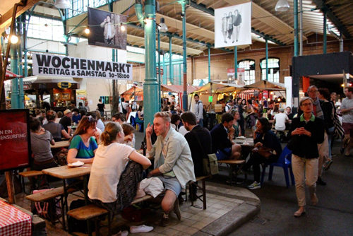 Berlin (Đức): Berlin là nơi khiến món bánh mì kebab trở nên nổi tiếng. Thành phố châu Âu nổi tiếng với những món ăn đường phố như xúc xích cà ri (currywurst), sa lát khoai tây, giò heo bắp cải muối, bánh rán, thịt viên. Các khu ẩm thực:  Wochenmarkt, chợ Neue Heimat, chợ Bite Club, chợ Platoon Kunsthalle...