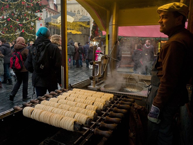 Prague (Cộng hòa Czech): Trong những năm gần đây, chợ của các nông dân mọc lên khắp Prague, không chỉ bán thực phẩm tươi mà còn có nhiều món ăn địa phương hấp dẫn. Bạn có thể tới chợ Kulatak (họp vào thứ bảy, từ tháng 3 tới tháng 12), nơi bày bán các loại bánh mì kẹp, dưa muối, phô mai, bánh mì tươi... Chợ Naplavka ven sông cũng khá nổi tiếng. Tuy nhiên, vào ngày trong tuần hay trong mùa đông, bạn có thể tìm các xe đồ ăn bán xúc xích nướng, bánh mì phô mai chiên hay trdelnik (bánh mì ngọt nướng).