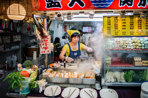 Đài Bắc (Đài Loan): Đài Bắc không chỉ là thành phố công nghệ, nơi đây còn nổi tiếng châu Á bởi văn hóa ẩm thực đường phố. Đến mỗi khu chợ đêm ở Đài Bắc, du khách sẽ trở nên phấn khích khi được bao quanh bởi mùi thơm nồng nàn pha trộn của đậu nành, rượu gạo, dầu mè, thịt nướng và tiếng mời chào rộn ràng của các chủ quầy. Các khu ẩm thực: chợ đêm Shilin, chợ đêm Raohe, Tonghua, phố Huaxi... 