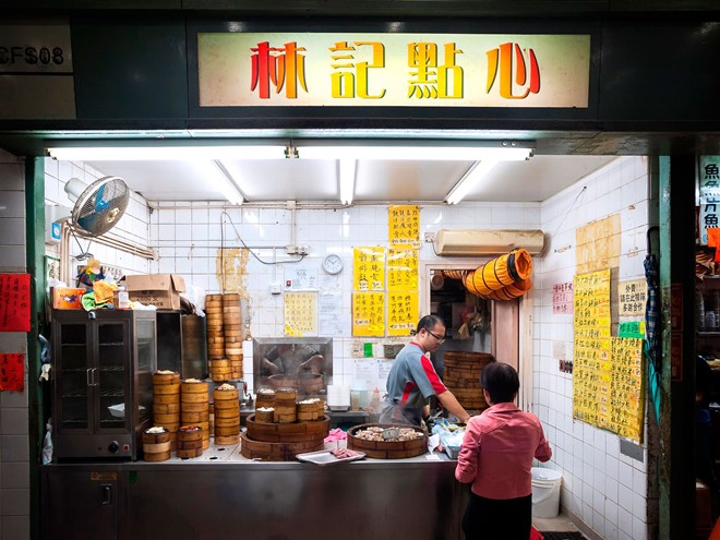 Hong Kong (Trung Quốc): Hong Kong coi trọng ẩm thực đường phố tới mức sách hướng dẫn Michelin có một mục riêng dành cho các món ăn vỉa hè Hong Kong trong ấn bản 2016. Danh sách này có từ Ying Kee, một hàng mì, tới quầy bánh trứng Lee Keung Kee. Nhiều hàng rong tụ về các trung tâm ẩm thực gần những khu chợ. Bạn có thể tới trung tâm Tai Po Hui để ăn điểm tâm ở Lam Kee, hay thử đồ Thái Lan ở chợ Kowloon.