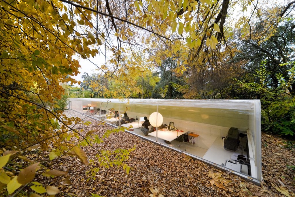 Studio của công ty kiến trúc Selgas Cano Architecture tại thành phố Madrid, Tây Ban Nha nằm trong một khu rừng. Một phần của nó chìm trong lòng đất.