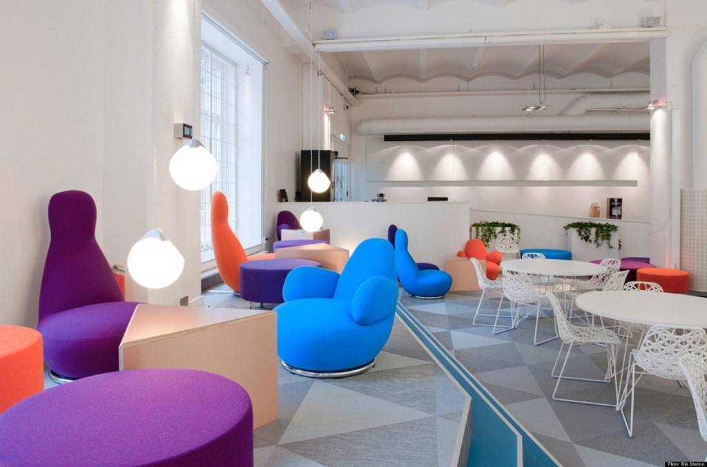 Loạt ghế có kiểu dáng độc đáo và màu sắc đa dạng trong văn phòng của Skype tại Stockholm, Thụy Điển. Những bóng đèn to và bàn có hình khối tam giác cũng tạo nên điểm thú vị cho văn phòng.