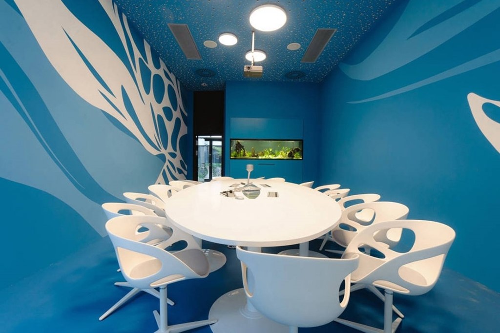 Phòng họp trong chi nhánh của tập đoàn Microsoft tại thành phố Vienna, Áo nổi bật với tông màu xanh dương và trắng. Những chiếc ghế có hình dạng khá phá cách.
