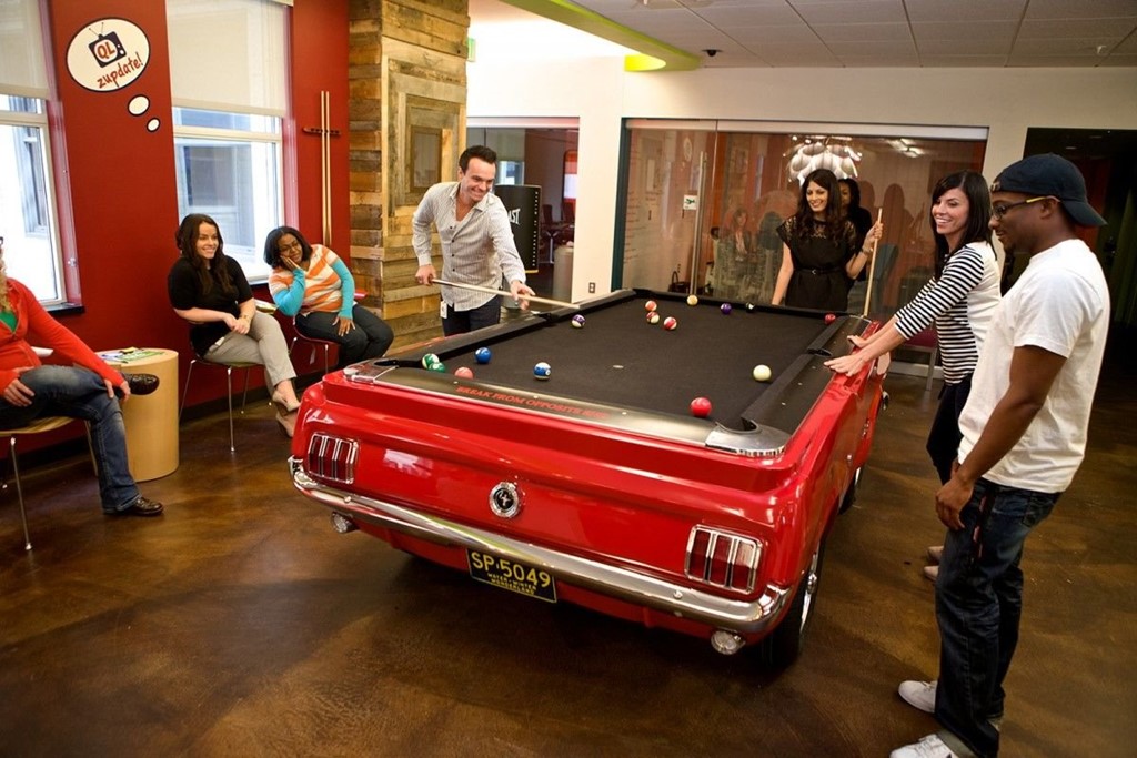 Quicken Loans, tập đoàn có trụ sở tại thành phố Detroit, Mỹ, tạo điều kiện để nhân viên giải trí bằng nhiều cách. Họ có thể sử dụng bàn bi-a có hình dạng giống xe Mustang, chơi bóng rổ và lái scooter.