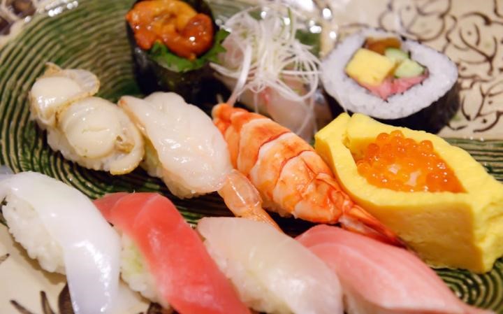 Tokyo (Nhật Bản): Nhận được nhiều sao Michelin hơn bất cứ thành phố nào trên thế giới, Tokyo có vô vàn nhà hàng chuyên ẩm thực Nhật Bản, phù hợp với mọi túi tiền. Ngoài món sushi nổi tiếng, du khách không nên bỏ qua những món như tonkatsu, bánh xèo hay các món từ đậu phụ. 
