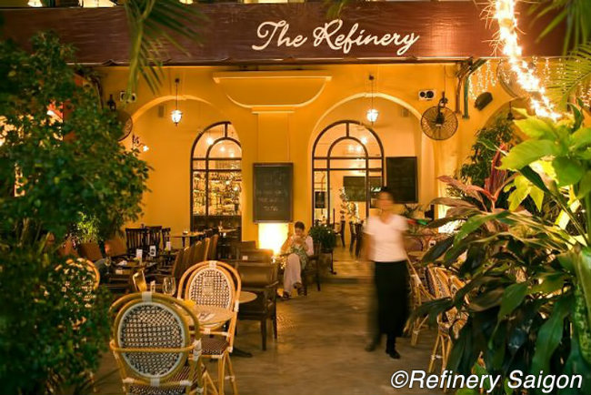 The Refinery: Nhà hàng có thiết kế sân vườn quyến rũ, là nơi thượng khách có thể đắm mình vào không khí Pháp với ly rượu vang tuyệt hảo. Giờ mở cửa: 11:00 – muộn, địa chỉ: Hai Bà Trưng, Quận 1