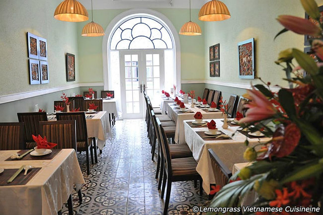 Lemongrass: Nhà hàng có không gian khiên tốn nằm tại Quận 1. Nhà hàng là một trong những nhà hàng có tuổi đời lâu nhất tại thành phố Hồ Chí Minh, phục vụ đồ ăn Việt nhưng được trình bày tinh tế theo kiểu Pháp.