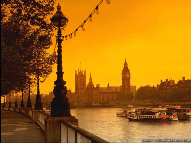 London (Anh): Đặt chân đến London, bạn sẽ thấy quen thuộc với những góc phố dịu dàng bên hàng cây lá đã chuyển sang vàng và đỏ. Những nếp nhà xinh xắn với lẵng hoa rực rỡ. Những khu vườn ngập tràn hoa hồng. Những chiếc bốt điện thoại đỏ rực đặt trên vỉa hè. Tháp chuông Big Ben kiêu hãnh chìm trong làn sương mờ và dòng sông Thames êm đềm, uốn lượn...