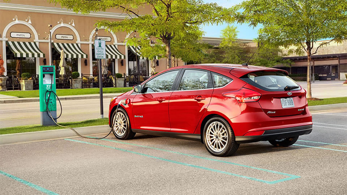 2. Ford Focus Electric 2016. Xe Ford Focus Eletric 2016 có mức tiêu thụ đáng kinh ngạc với 2.38L/100km khi di chuyển trong thành phố và 2.14L/100km khi di chuyển trên đường cao tốc. Có được điều này là nhờ trang bị động cơ 143 mã lực với hộp số tự động 1 cấp.