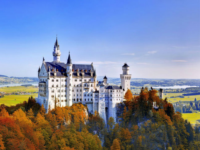 Bavaria (Đức): Mùa thu tại miền Nam nước Đức là sự hòa phối hài hòa giữa sắc màu rực rỡ của lá phong trên nền xanh thẳm của những ngọn núi cao chót vót. Đến đây, bạn không chỉ thưởng lãm bức tranh thiên nhiên tuyệt đẹp mà còn được tham gia vào lễ hội rượu vang tổ chức trong thị trấn. Đừng quên ghé thăm lâu đài Neuschwanstein để chiêm ngưỡng vẻ tráng lệ được bao phủ bởi những hàng cây chuyển sang sắc vàng và đỏ.