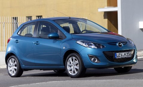 1. Mazda2. Với mức tiêu hao nhiên liệu chỉ tương đương với một chiếc xe máy tay ga, khoảng 3,3 lít/100 km, Mazda2 có lẽ là mẫu xe ô tô tiết kiệm nhiên liệu được nhiều người quan tâm hiện nay.