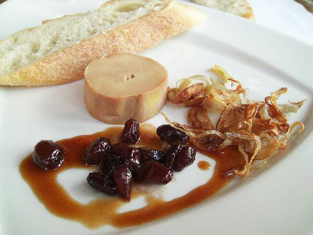 Foie gras (gan ngỗng vỗ béo) luôn được biết đến như một món ăn tinh tế và đắt đỏ bậc nhất làng ẩm thực. Món này có hương vị thanh tao, béo nhẹ, kết cấu mềm mại như lụa khiến ai đã nếm đều rất khó quên.
