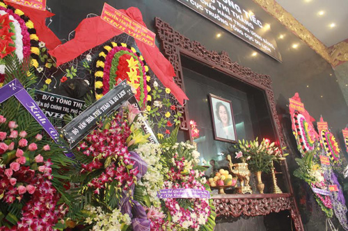 Nhiều lãnh đạo cấp cao, trong đó có các lãnh đạo cấp cao của Đảng, Nhà nước, Quốc hội đã gửi vòng hoa đến viếng, chia buồn cùng gia đình bà Võ Thị Thắng