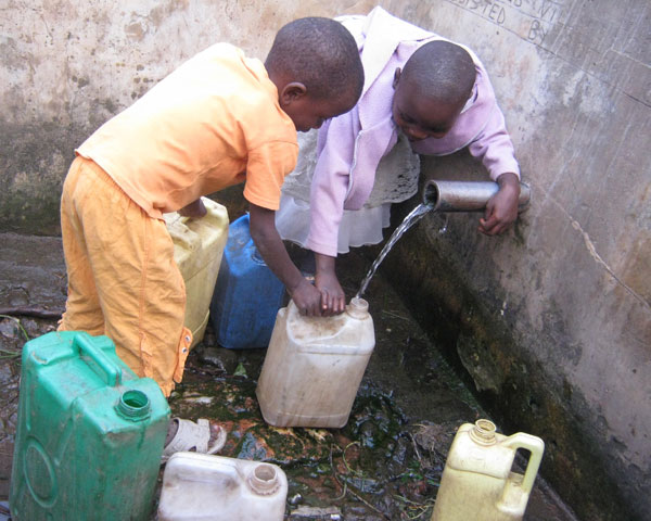 Tính trung bình, mỗi ngày một em nhỏ ở Châu Phi phải đi bộ 6km để lấy 20 lít nước.