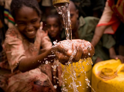 Khoảng 700.000 trẻ em châu Phi chết vì tiêu chảy do nước sinh hoạt kém vệ sinh.