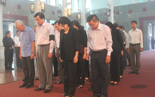 Phó chủ tịch Quốc Hội Nguyễn Thị Kim Ngân nghiêng mình kính viếng. 